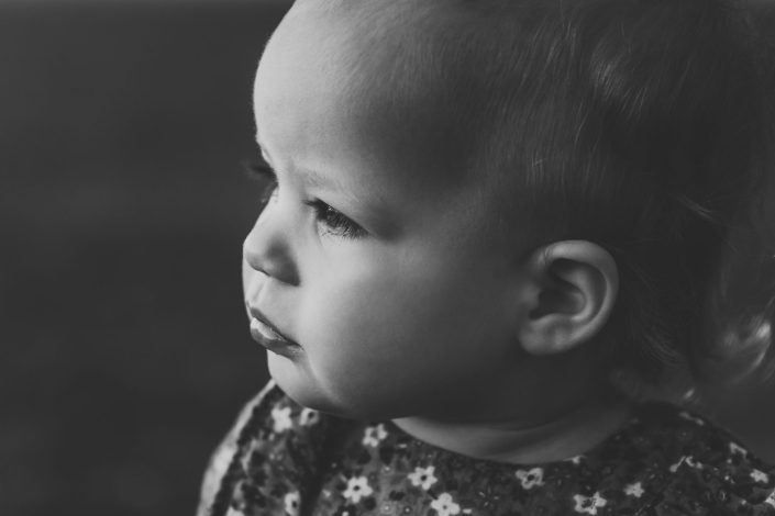 Klassisches schwarz-weiß Portrait eines einjährigen Mädchens